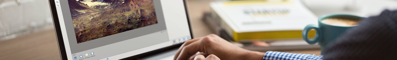 Man sitter och arbetar i Photoshop Elements